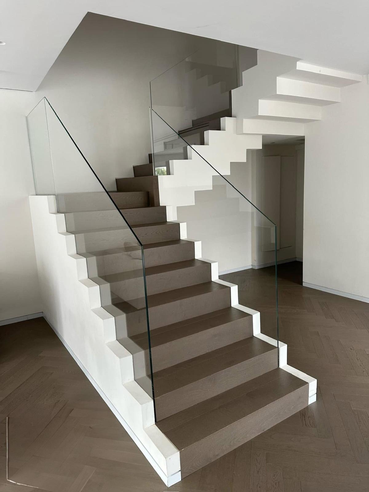 Custom railing glass installation in Tampa FL